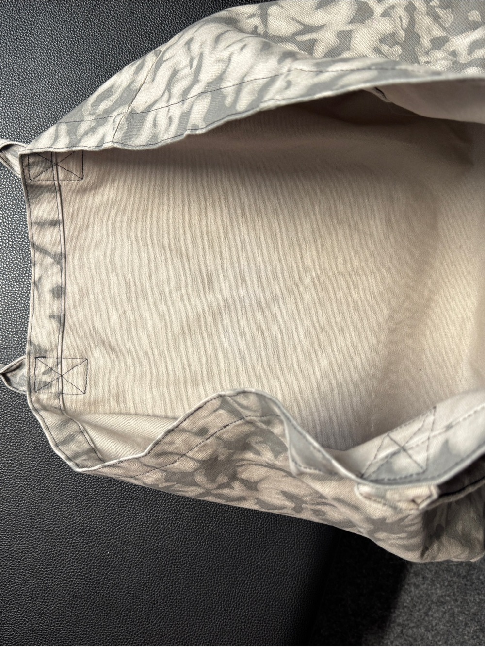 ALO Yoga GrayTie-Dye Canvas Tote with Logo LIMITED EDITION. - Picture 6 of 7